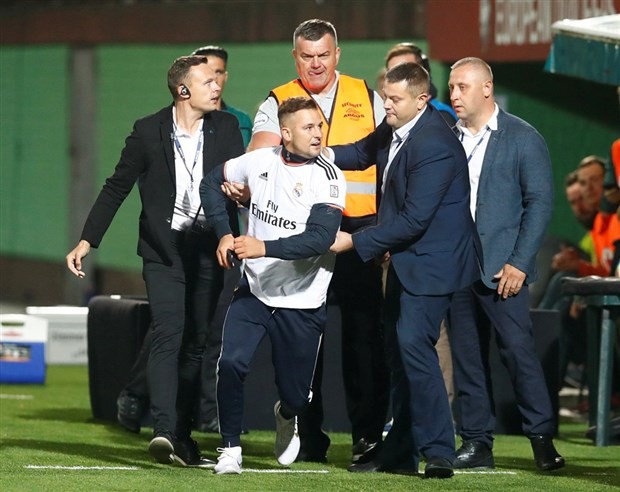 Fan cuồng quỳ lạy trong ngày Ronaldo lập kỷ lục - Bóng Đá