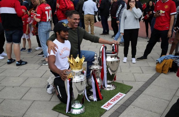 CĐV Man Utd khoe cú ăn ba trong ngày Mourinho trở lại  - Bóng Đá