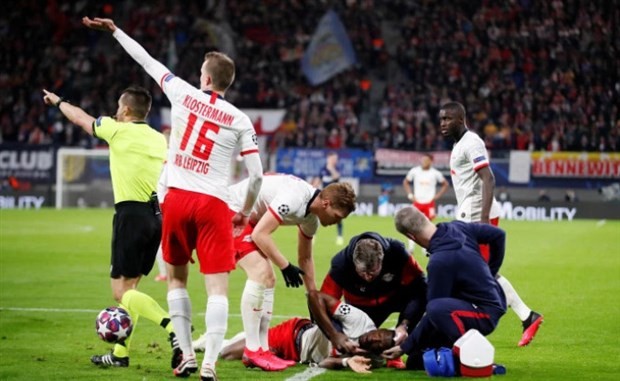 Va chạm kinh hoàng, sao Leipzig bất tỉnh và đầy máu - Bóng Đá