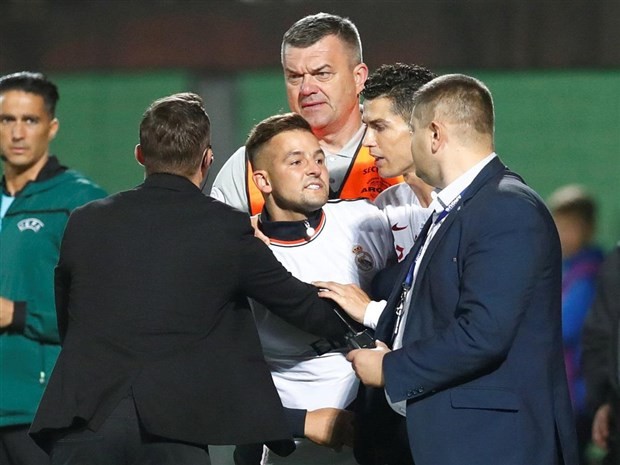 Fan cuồng quỳ lạy trong ngày Ronaldo lập kỷ lục - Bóng Đá