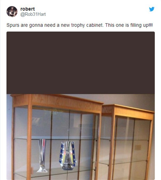  Tottenham bị đem ra chế nhạo với chiếc cúp đầu tiên - Bóng Đá