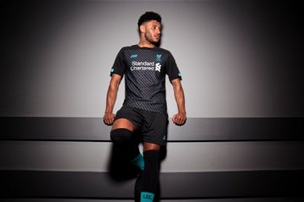 Liverpool tung mẫu áo đấu kỷ niệm 100 năm tri ân người cũ - Bóng Đá