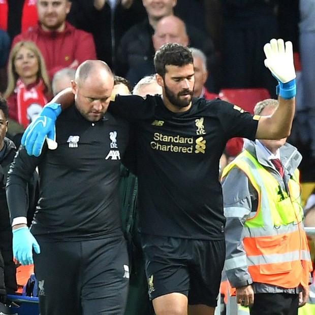 CĐV Liverpool hoảng loạn trước chấn thương của Alisson - Bóng Đá