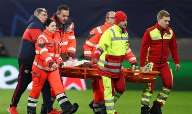 Va chạm kinh hoàng, sao Leipzig bất tỉnh và đầy máu - Bóng Đá