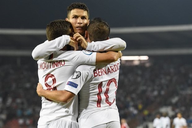 Fan cuồng quỳ lạy trong ngày Ronaldo lập kỷ lục - Bóng Đá