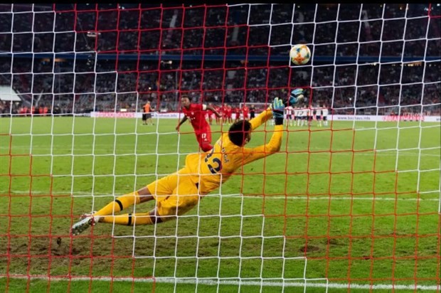  Tottenham bị đem ra chế nhạo với chiếc cúp đầu tiên - Bóng Đá