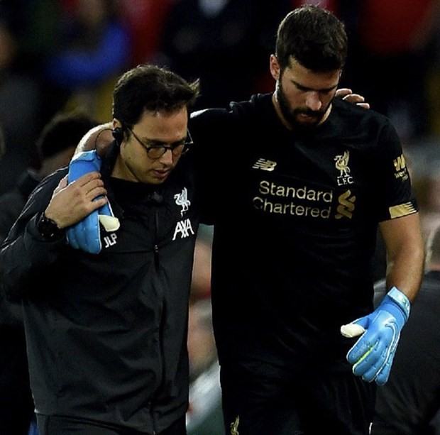CĐV Liverpool hoảng loạn trước chấn thương của Alisson - Bóng Đá
