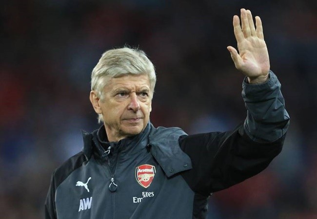 mage: Former Arsenal manager Arsène Wenger spotted on for a walk wearing Arsenal shorts in London this morning - Bóng Đá