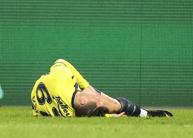 SỐC! Ozil hỏng ăn khó tin, rời sân bằng cáng trong ngày Fenerbahce hòa nhạt - Bóng Đá