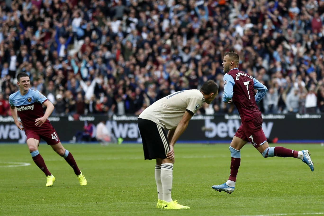 Ed Woodward DID tell Phil Jones off at West Ham, barking 'We're on camera, stop' - Bóng Đá