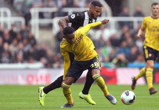 Joe Willock reacts to Unai Emery celebrating his tackle in Arsenal’s win over Newcastle United - Bóng Đá