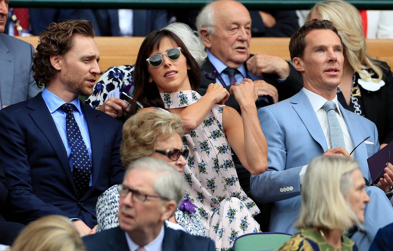Chelsea star David Luiz ruins Wimbledon fan’s day by blocking his view of Federer vs Djokovic with his HAIR - Bóng Đá