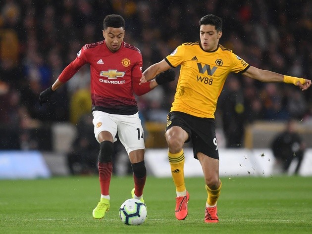 Manchester United star Jesse Lingard surprises local amateur team with full kits, coats and t-shirts for new season - Bóng Đá