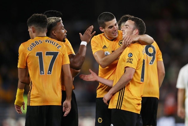 Manchester United star Jesse Lingard surprises local amateur team with full kits, coats and t-shirts for new season - Bóng Đá