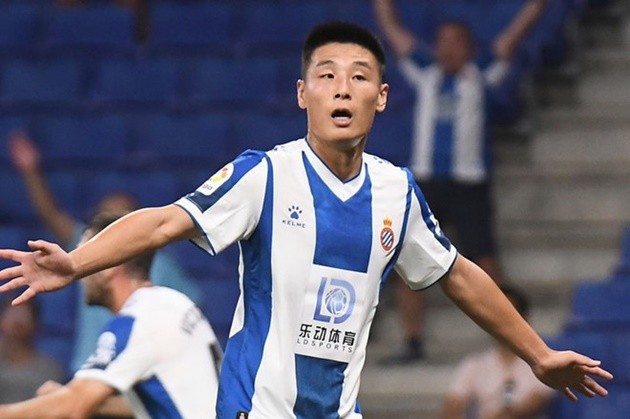 CHOÁNG! Bùng nổ tại Europa League, 'Maradona Trung Quốc' làm nên lịch sử chấn động - Bóng Đá