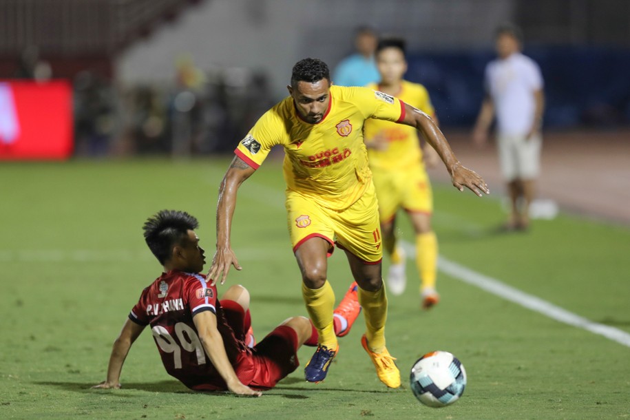 Cựu đội trưởng HAGL lập siêu phẩm, TP.HCM níu kéo hy vọng mong manh  - Bóng Đá