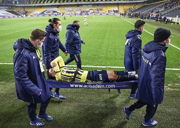 SỐC! Ozil hỏng ăn khó tin, rời sân bằng cáng trong ngày Fenerbahce hòa nhạt - Bóng Đá