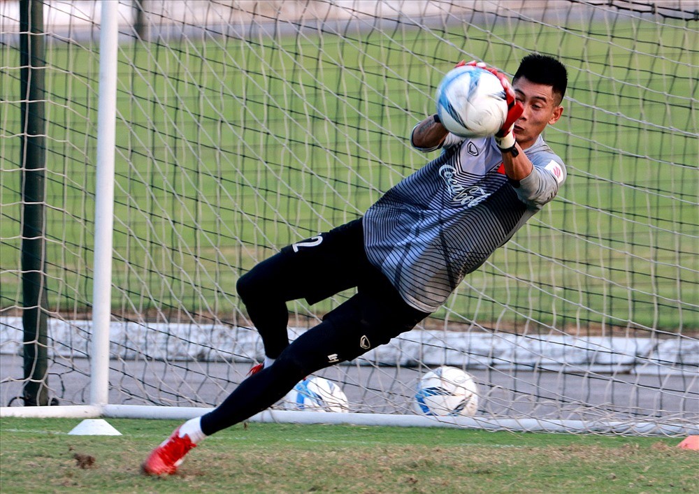 Tuấn Mạnh có lợi thế rất riêng, tự tin cạnh tranh suất bắt chính với Văn Lâm - Bóng Đá