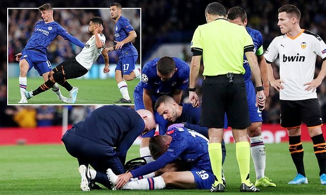 Mason Mount limps off injured after horror lunge from ex-Arsenal star Francis Coquelin just 15 minutes into Chelsea's Champions League tie with Valencia - Bóng Đá