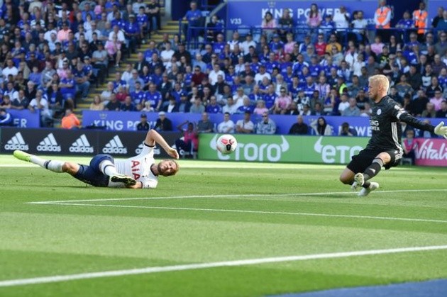 Hài hước! Harry Kane ra sân đi bóng và... vấp phải bàn thắng - Bóng Đá