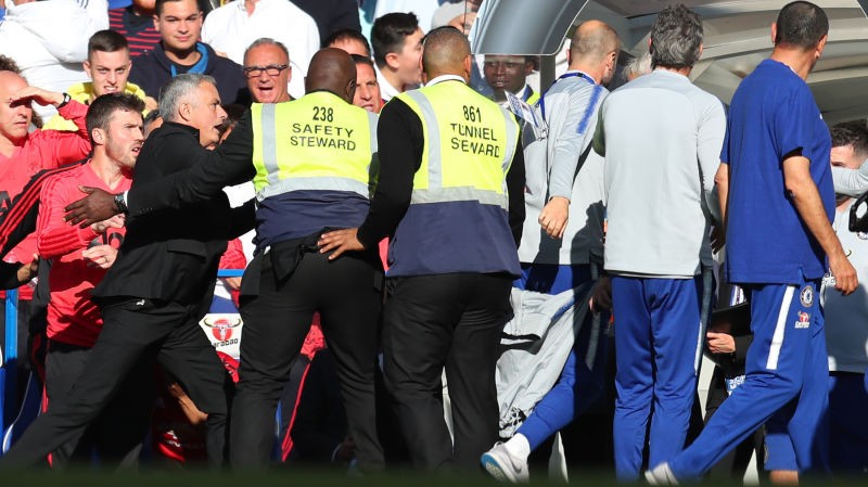 Gonzalo Higuain loses it in training, kicks coach before turning anger on hoarding - Bóng Đá