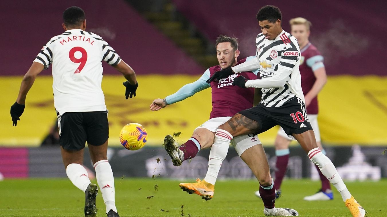 Pogba vô lê cháy lưới, Man Utd hùng dũng lên ngôi đầu bảng Premier League - Bóng Đá