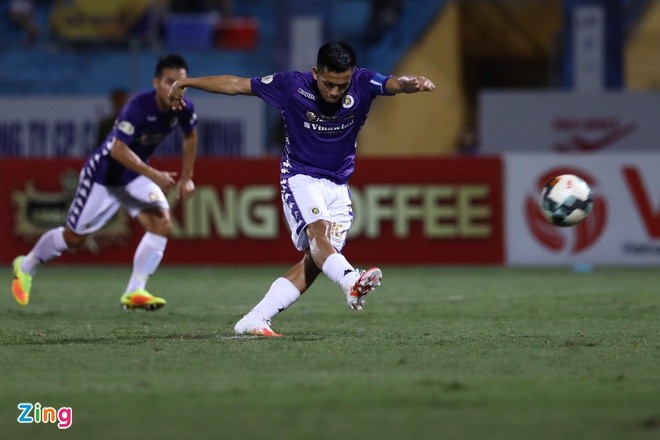 Quang Hải vắng mặt, Văn Quyết 