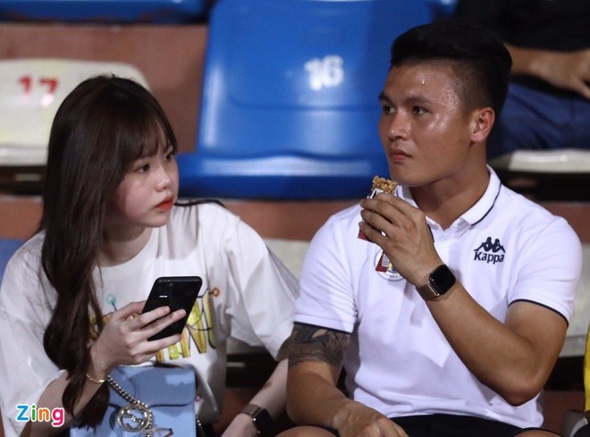 Quang Hải vắng mặt, Văn Quyết 