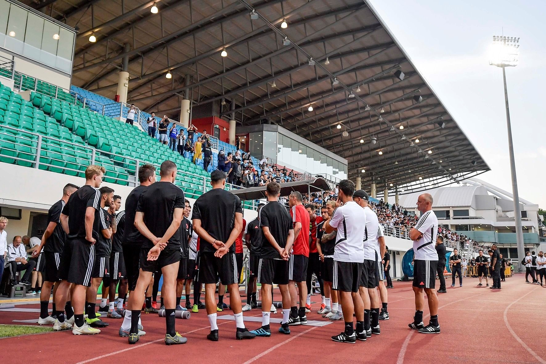 Cùng tới Singapore nhưng Man Utd cho thấy đẳng cấp khác biệt so với Juventus - Bóng Đá