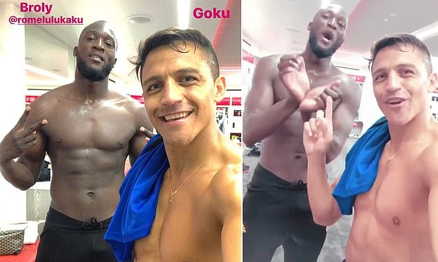 The one who wants out... and the one they want out! Lukaku and Sanchez pose back in United's changing room at Carrington - Bóng Đá