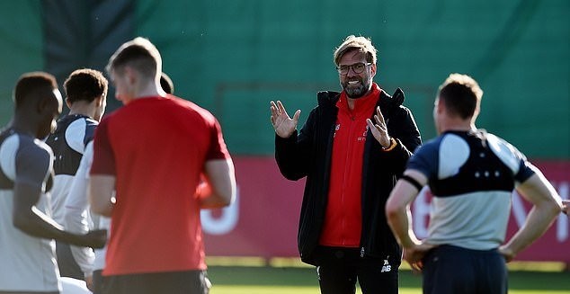 Liverpool tập luyện, Salah làm trò - Bóng Đá