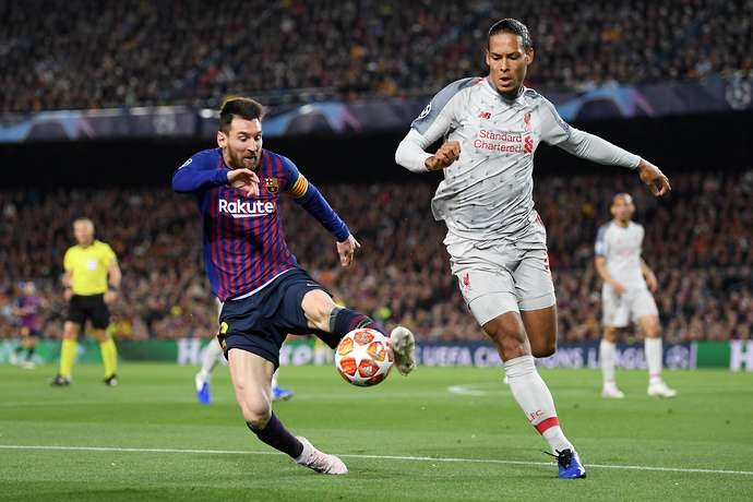Một mình Messi trong vòng vây Van Dijk và 2, 3 cầu thủ Liverpool - Bóng Đá
