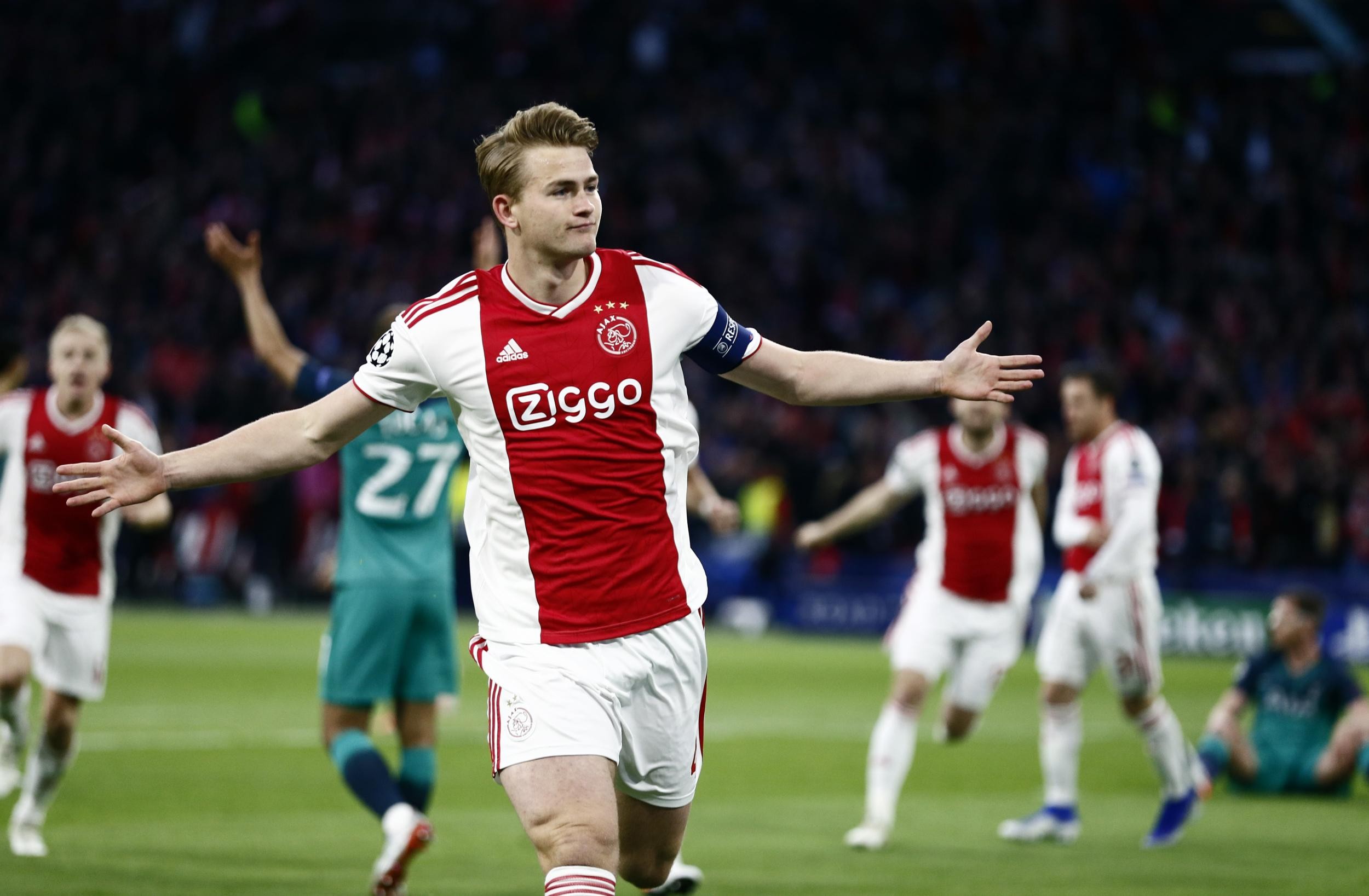 Chùm ảnh cầu thủ Ajax đổ gục - Bóng Đá