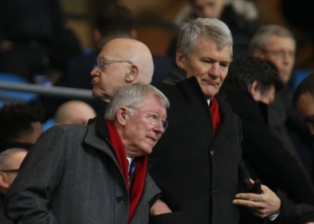 Ảnh Ed Woodward trên khán đài - Bóng Đá
