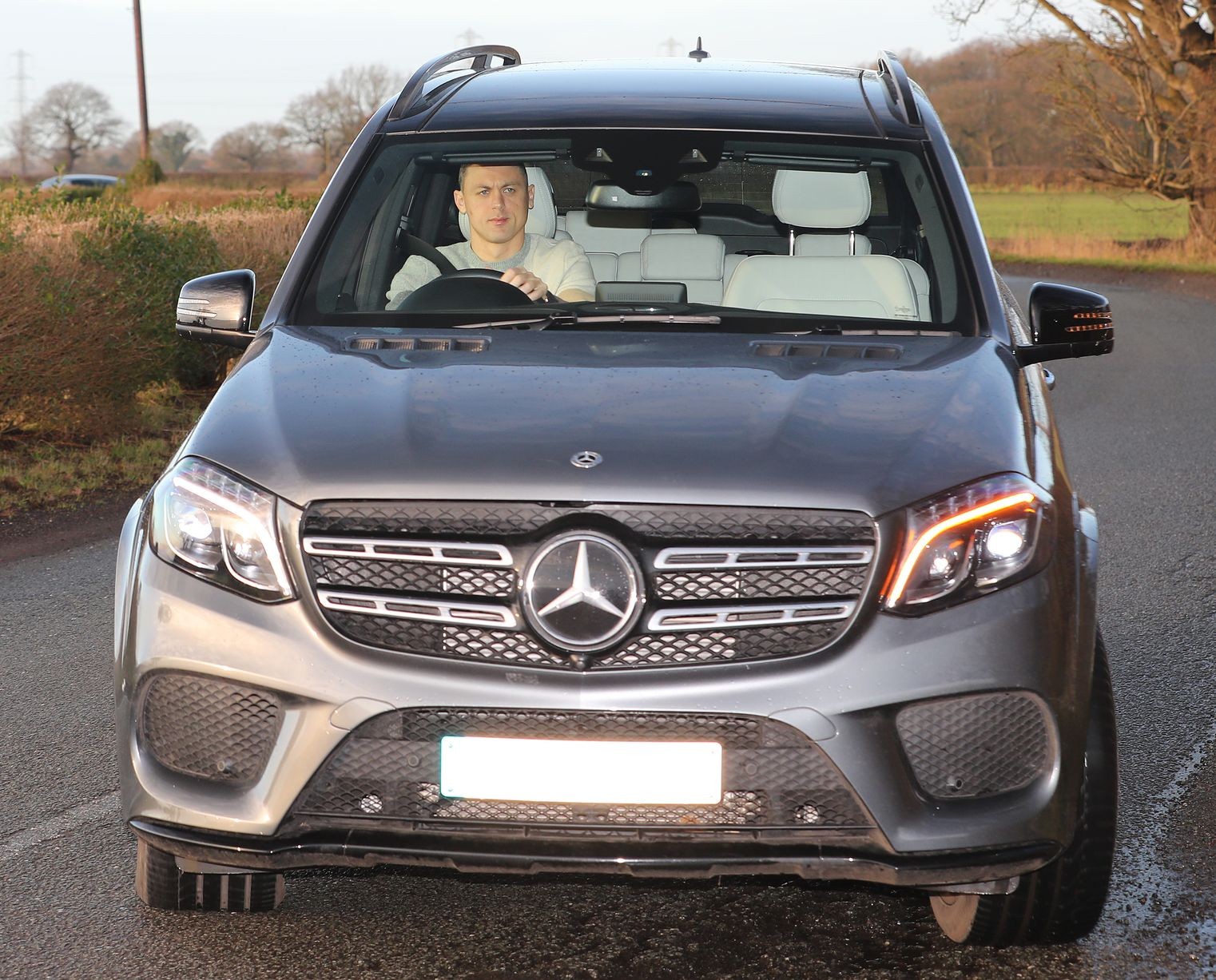 Anthony Martial and Jesse Lingard leave Manchester United training just FIFTEEN MINUTES after arriving - Bóng Đá