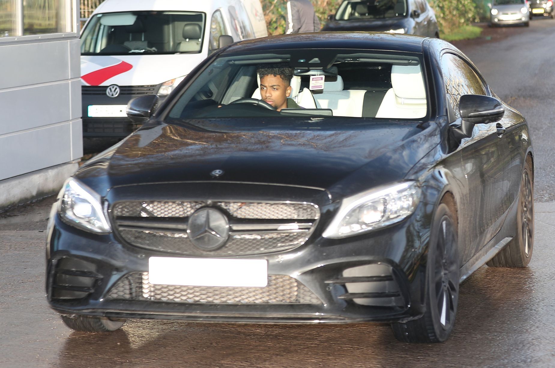 Anthony Martial and Jesse Lingard leave Manchester United training just FIFTEEN MINUTES after arriving - Bóng Đá