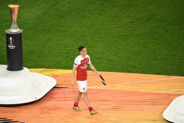 Fan Arsenal đòi sút Ozil - Bóng Đá