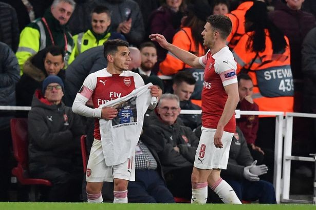 Torreira giơ cao áo ai sau khi lập công trước Napoli? - Bóng Đá