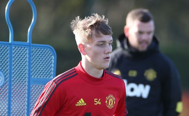 Ole Gunnar Solskjaer introduces new faces to Man Utd training session ahead of Man City - Bóng Đá