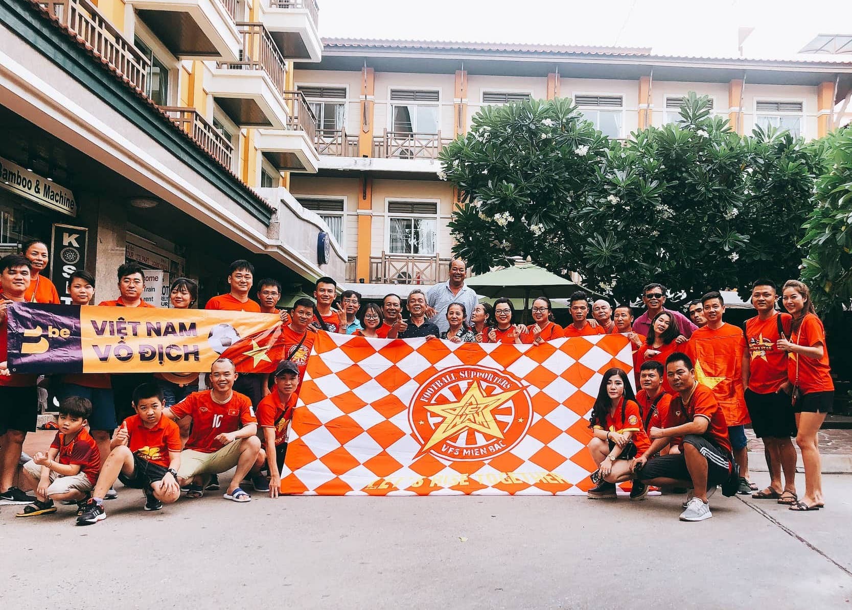 CĐV Việt Nam sẽ nhuộm đỏ Chang Arena “tiếp lửa” thầy trò Park Hang-seo đấu Thái Lan - Bóng Đá