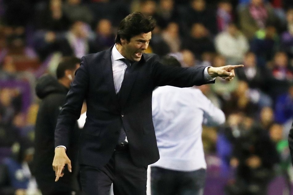 Ảnh Mourinho đá bóng cùng con trai - Bóng Đá