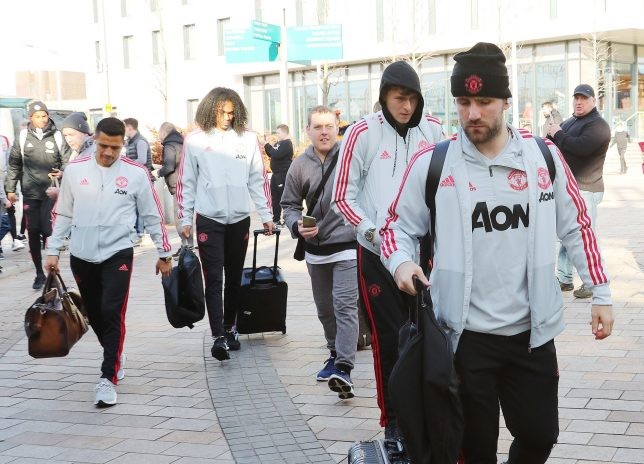 Ảnh Man Utd di chuyển tới London - Bóng Đá