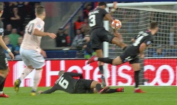 Khoảnh khắc VAR đưa Man Utd đi tiếp - Bóng Đá