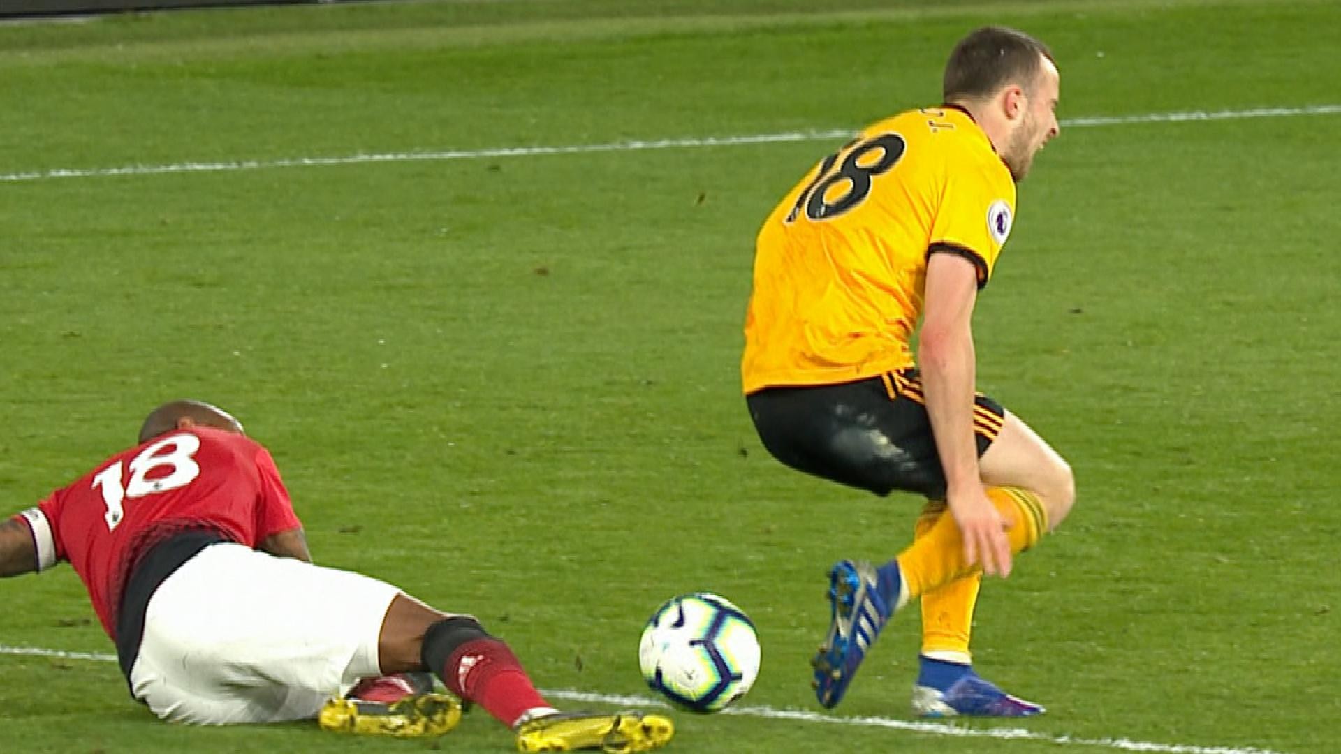 Bán, bán hết! Man Utd thua Wolves chỉ rõ 3 cái tên Solskjaer cần bán đứt Hè này - Bóng Đá