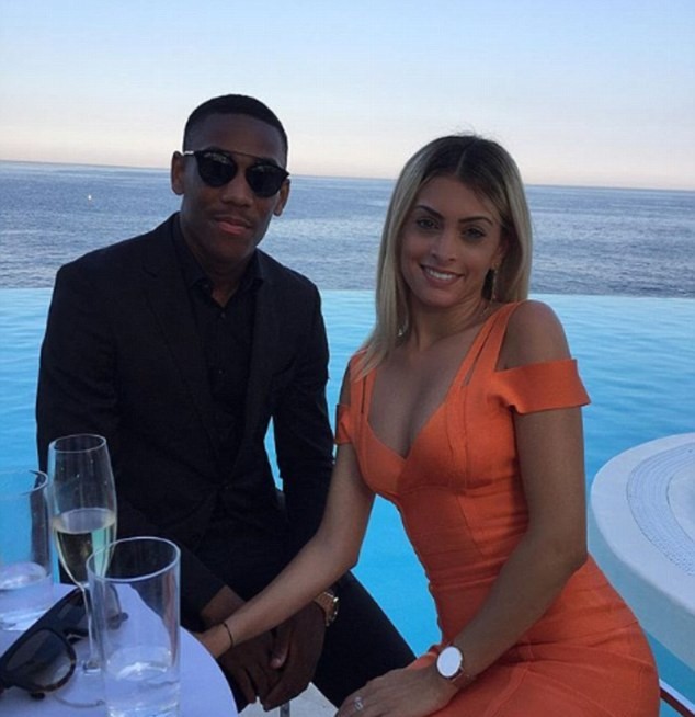 'Dính án' ngoại tình, Martial công khai xin lỗi bạn gái - Bóng Đá