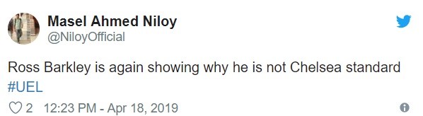 Biểu cảm khó đỡ của Ronaldo khi nâng cúp bạc - Bóng Đá