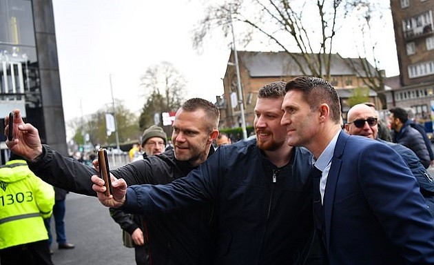 Pep Guardiola lặng người nhìn Liverpool nâng cúp - Bóng Đá