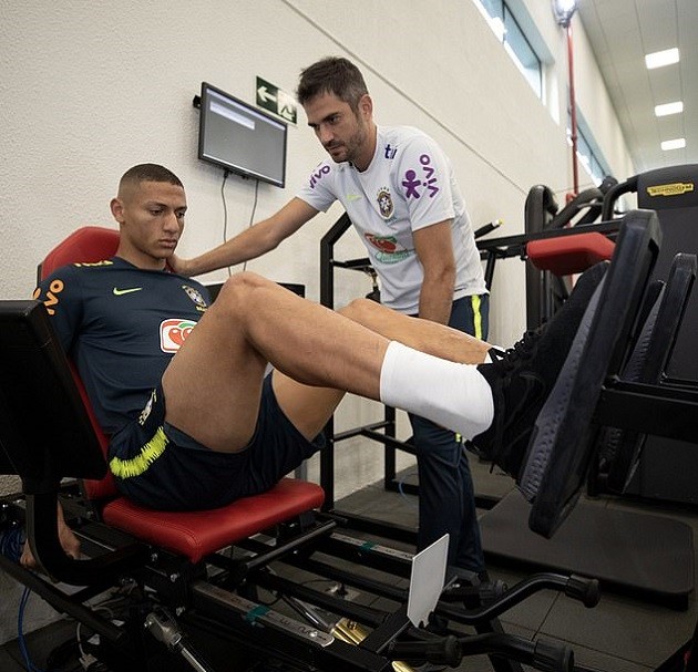 Sao Brazil gây ấn tượng mạnh với 