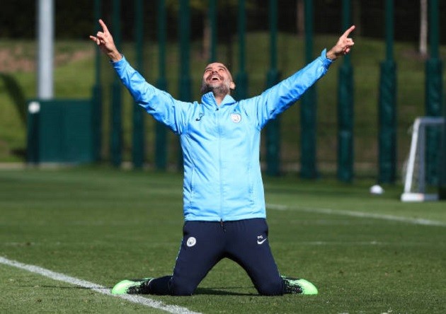 Chưa đấu Watford, Pep Guardiola đã tập ăn mừng chức vô địch - Bóng Đá