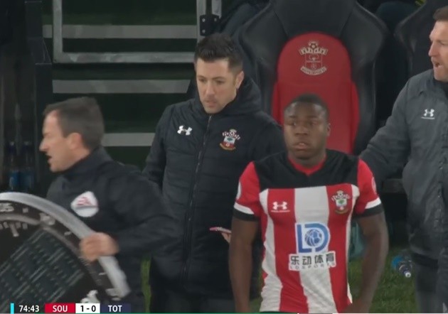 Jose Mourinho: I was rude to an idiot, says Tottenham manager after booking - Bóng Đá